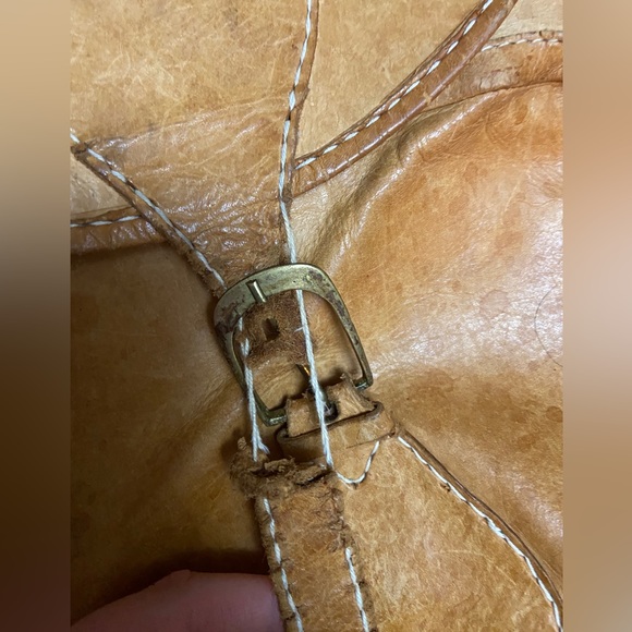 SOLD do not buy. Thrashed vintage leather backpack - Picture 2 of 9